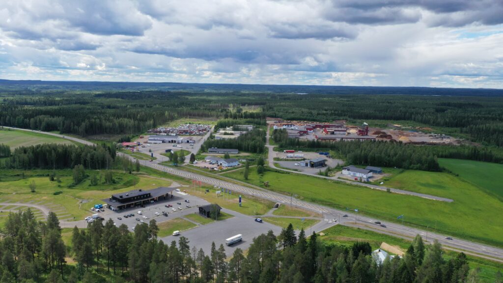Viistoilmakuva Rupon alueesta. Rupon alueella on matkailukeskus sekä teollisuusaluetta valtatien molemmin puolin.